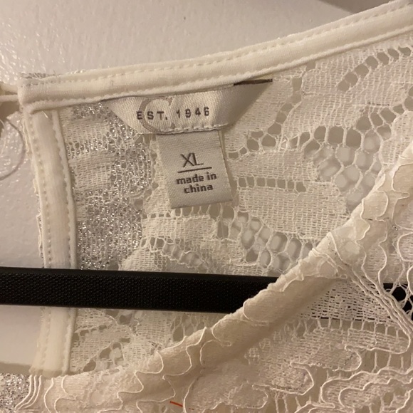 Cream colored lace top with long sleeves - Picture 2 of 5